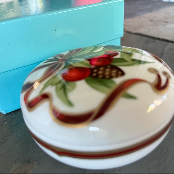 Tiffany & Co. White and Gold Ornament Box - Picture 4 of 7